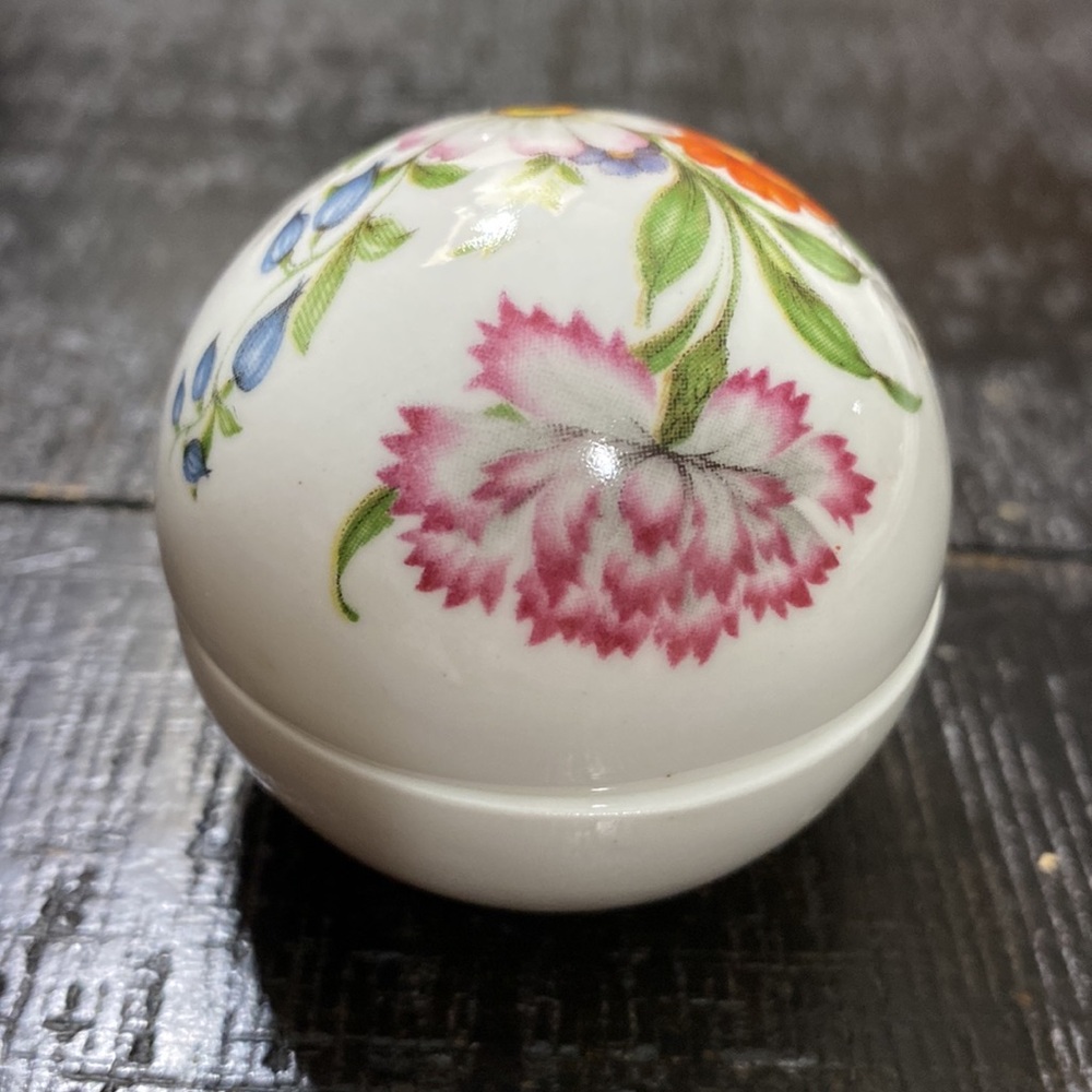 Vintage Royal Staffordshire Bone China Floral Porcelain Trinket Box! - Picture 3 of 6